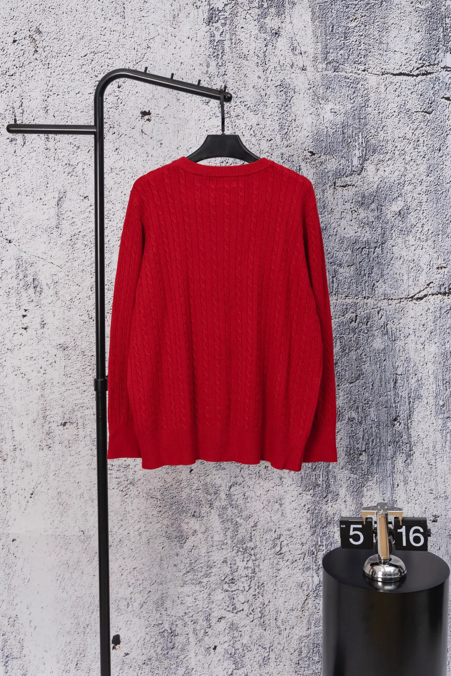 P170 Ralph Lauren Classic Round Neck Solid Color Pony Embroidered Logo Knitted Cardigan Long Sleeve Ralph Lauren Classic Basic Versatile Twist Knitted Cardigan Long Sleeve Main supply platform live broadcast Wholesale entity Replenish when out of stock Not removed from the shelves Quality 1:1 patterning Complete three standards Correct version of pony logo Imported quality cotton yarn Focus on high-end Cost-effective Good quality Needless to say Zhao Lusi's same style is really amazing, so sweet I'm so beautiful. This cardigan is really good-looking. It's simple and easy to wear. It's a must-have for goddess ootd. Good-looking clothes are never picky. A must-have in the wardrobe of goddesses. Size: S-XL. Color: black, apricot, gray, navy, red, white.